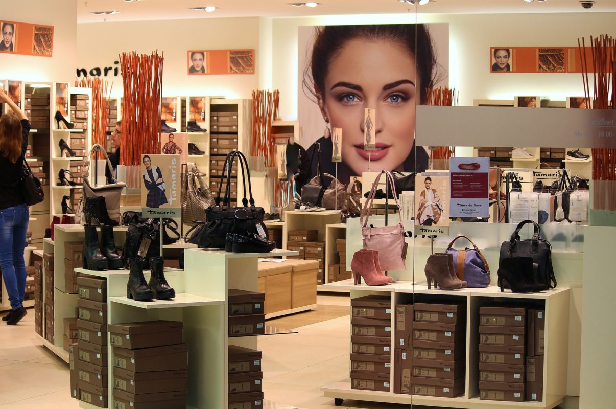 Advantages of uplights in retail